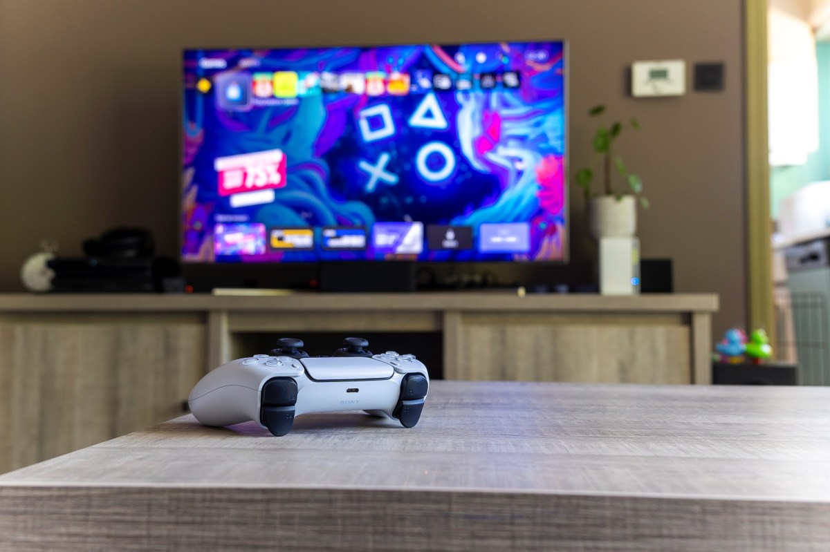 Auf einem Tisch liegt ein PlayStation-Controller