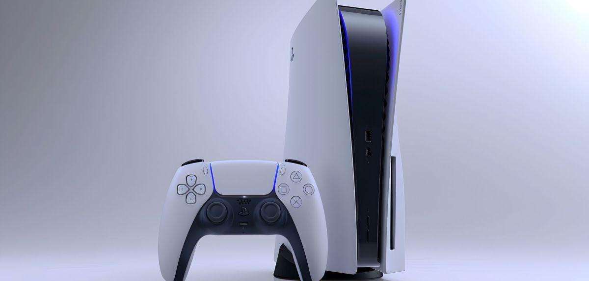 PS5-Konsole neben einem PS5-Controller