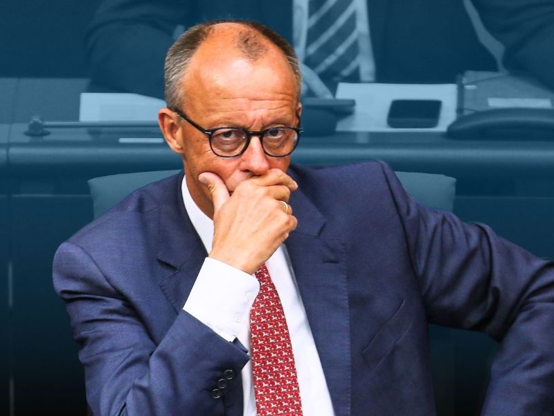 Friedrich Merz mit einer Hand am Kinn