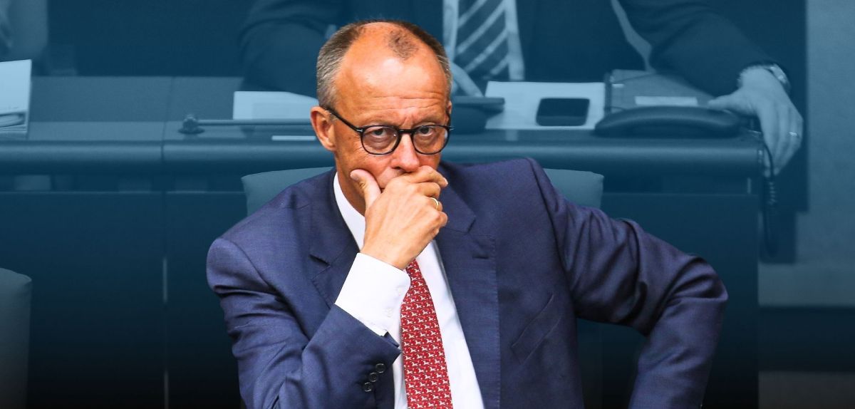 Friedrich Merz mit einer Hand am Kinn