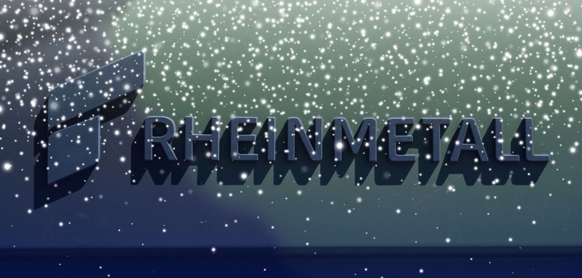 Schneeflocken vor einem Rheinmetall-Schriftzug