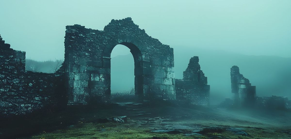 KI-generiertes Bild einer alten Ruine im Nebel