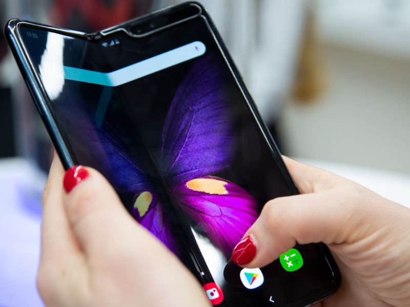 Person hält Handy mit Dual-Screen.