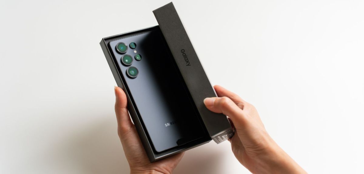 Samsung Galaxy Handy wird ausgepackt.