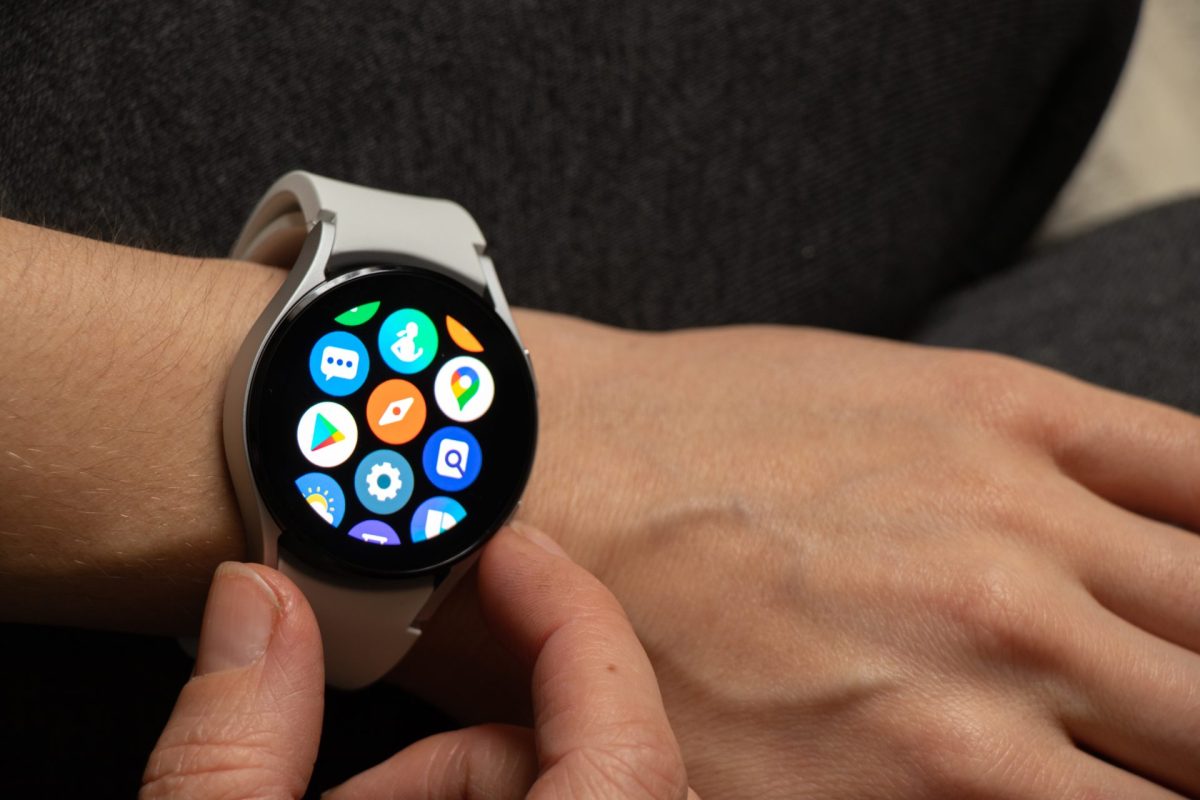 Samsung Galaxy Watch am Arm einer Person