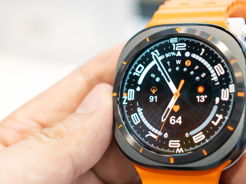 Person hält eine Samsung Galaxy Watch in der Hand.