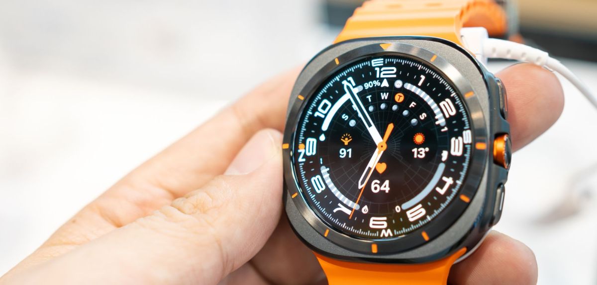 Person hält eine Samsung Galaxy Watch in der Hand.