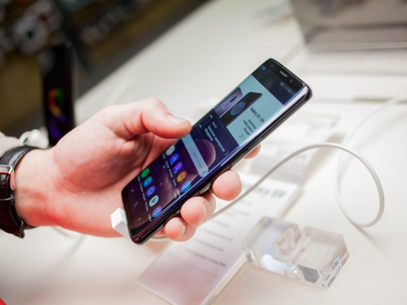 Samsung Galaxy-Handy, das in einer Hand gehalten wird