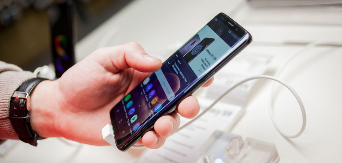 Hand hält ein Exemplar der Samsung-Handys.