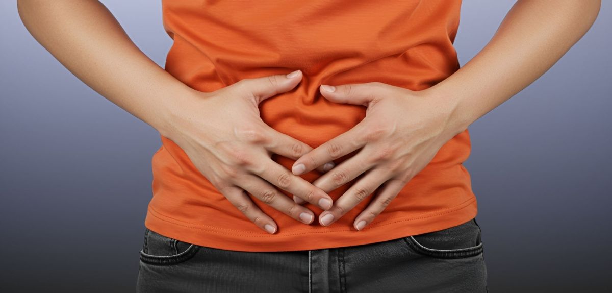 KI-generiertes Bild einer Person, die ihre Hände auf ihren Bauch legt