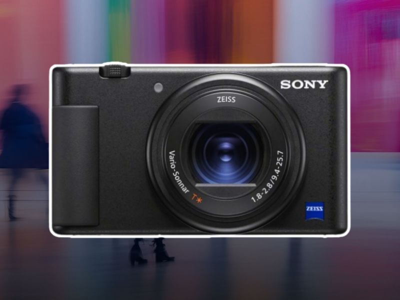 Sony ZV-1 vor dem verwaschenen Foto einer Menschenmenge
