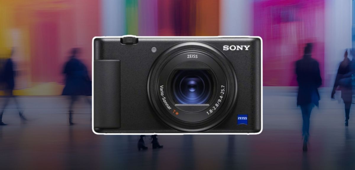 Sony ZV-1 vor dem verwaschenen Foto einer Menschenmenge