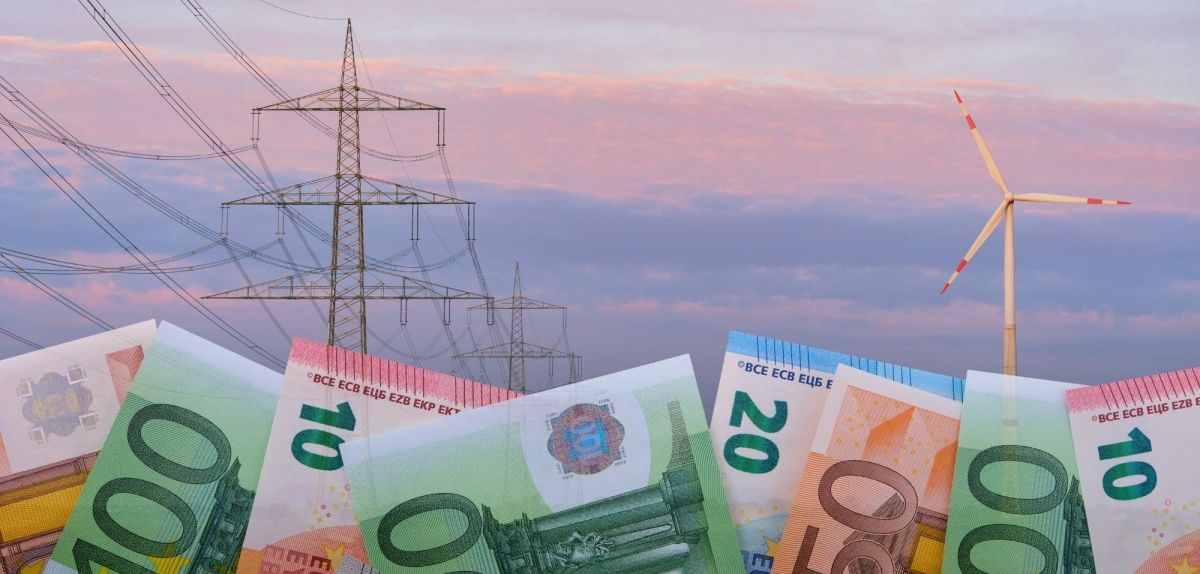 Euroscheine vor einer Stromtrasse