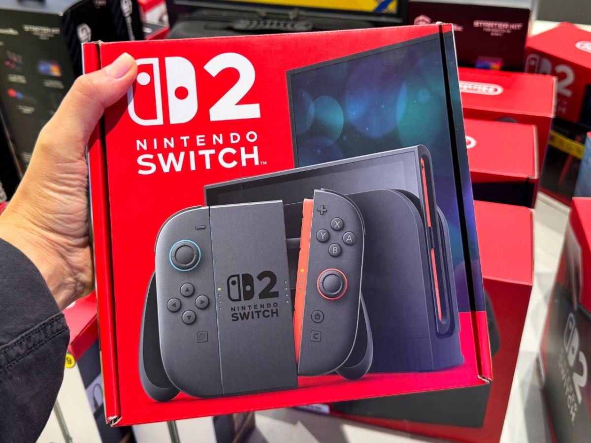 Person hält die Verpackung einer Nintendo Switch 2 in den Händen.