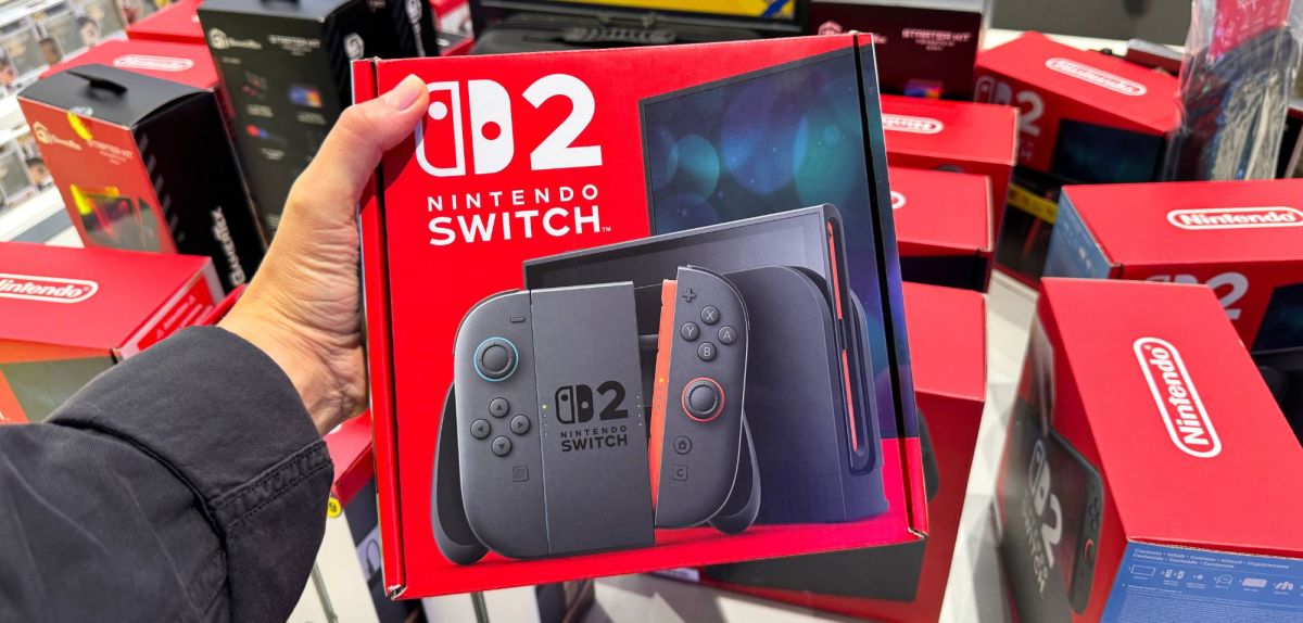 Person hält die Verpackung einer Nintendo Switch 2 in den Händen.
