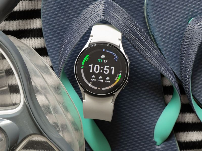 Eine Samsung Galaxy Watch die zwischen Schwimmzubehör liegt.
