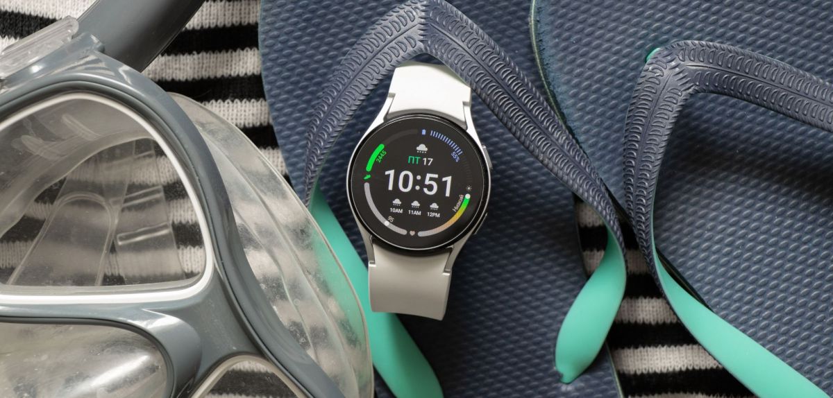 Eine Samsung Galaxy Watch die zwischen Schwimmzubehör liegt.