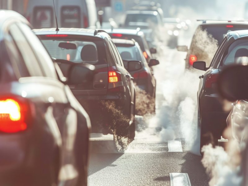 Autos im Stau, die Abgase produzieren