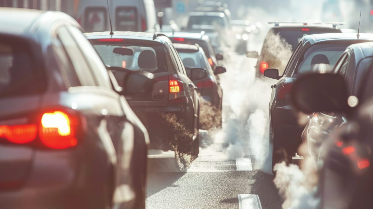 Autos im Stau, die Abgase produzieren