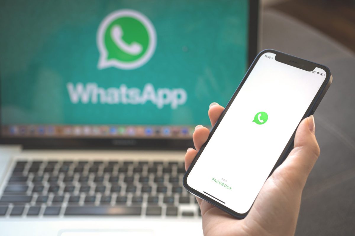 Handy und Laptop mit WhatsApp-Symbol