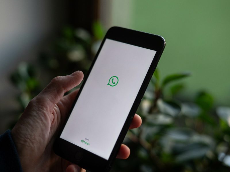 Handy, auf dem WhatsApp gerade geöffnet wird