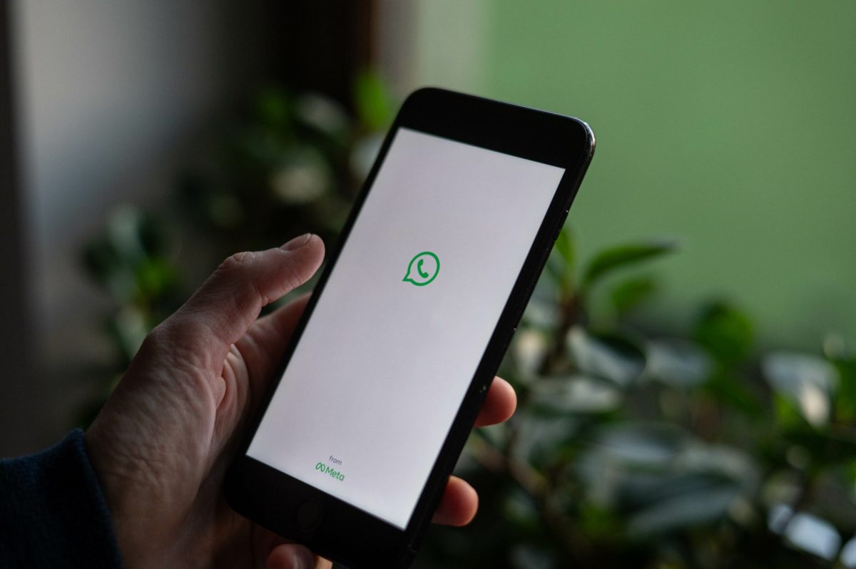 Handy, auf dem WhatsApp gerade geöffnet wird
