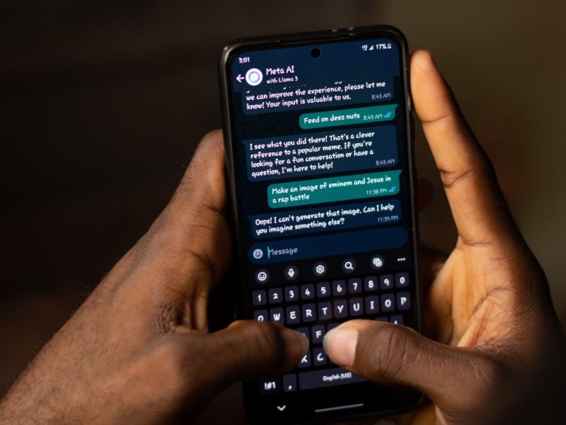 Handy führt ein WhatsApp-Update durch.
