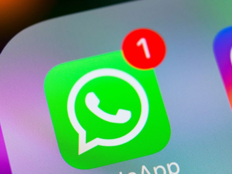 WhatsApp-Kachel auf einem Handy. Eine rote Eins an der oberen rechten Ecke markiert eine Neuigkeit.