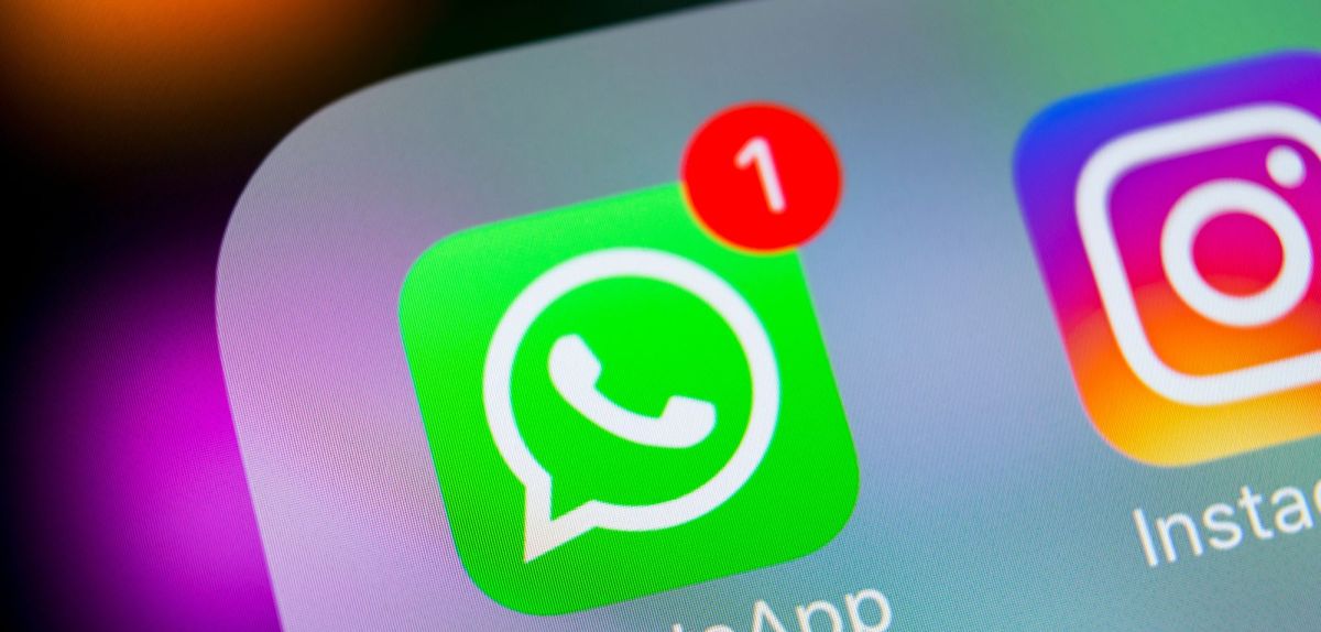 WhatsApp-Kachel auf einem Handy. Eine rote Eins an der oberen rechten Ecke markiert eine Neuigkeit.