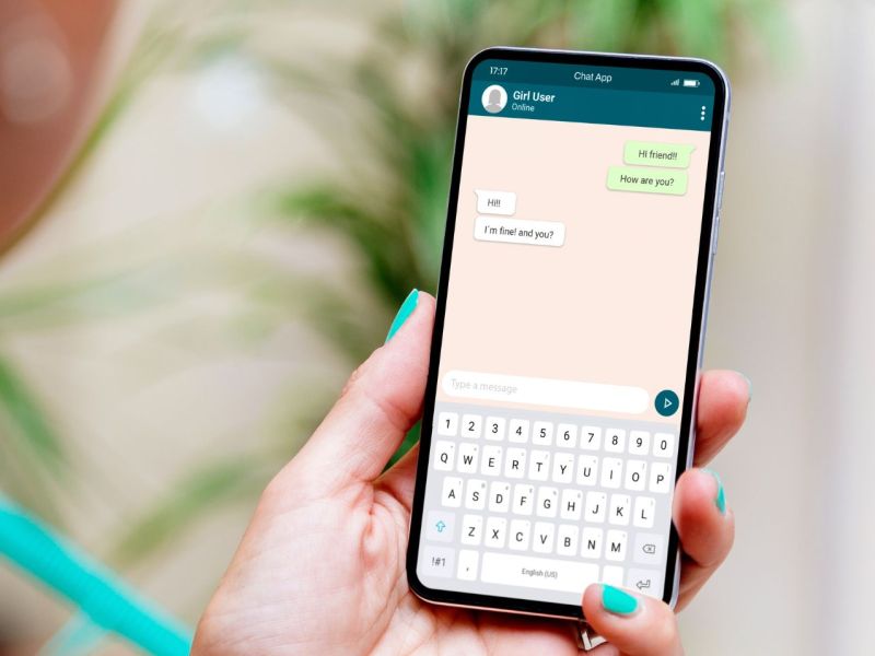 Smartphone mit WhatsApp-Update im Vordergrund (Symbolbild).