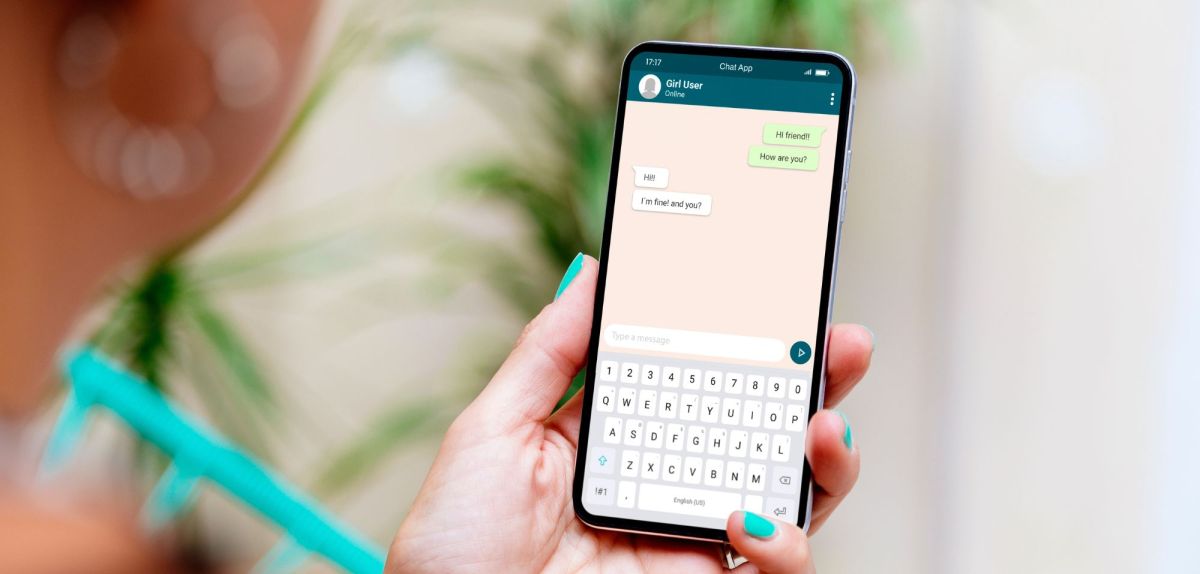 Smartphone mit WhatsApp-Update im Vordergrund (Symbolbild).