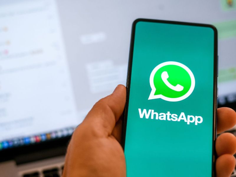 Smartphone zeigt WhatsApp-Update an (Symbolbild).
