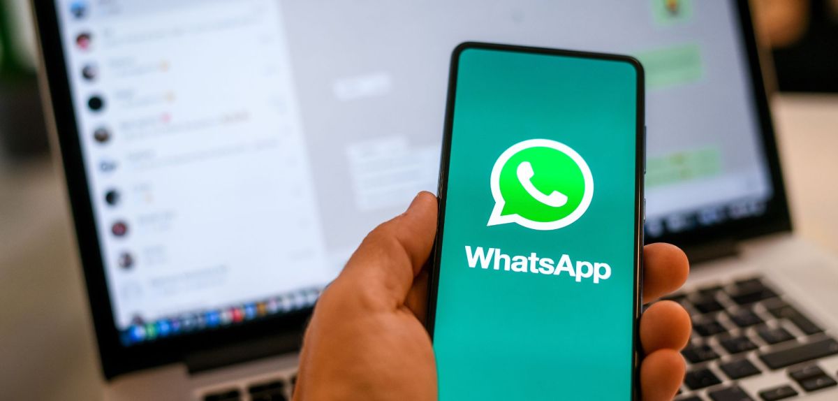 Smartphone zeigt WhatsApp-Update an (Symbolbild).