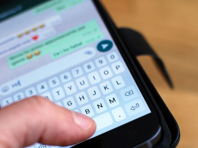 Handy führt WhatsApp-Update durch (Symbolbild).