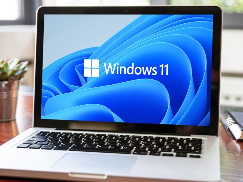 Windows 11 wird auf Laptop-Bildschirm angezeigt.