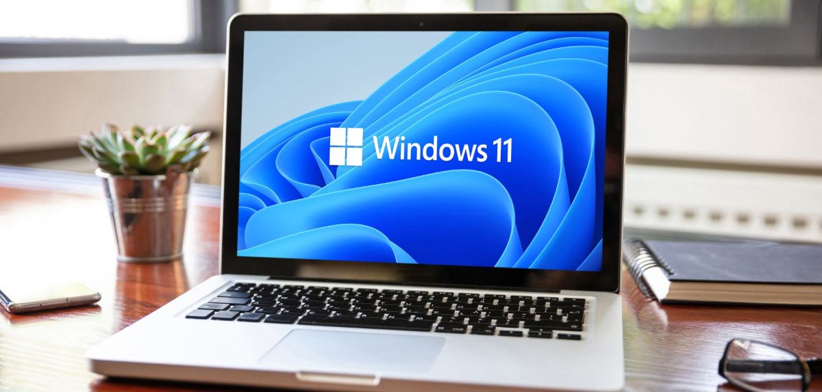 Windows 11 wird auf Laptop-Bildschirm angezeigt.