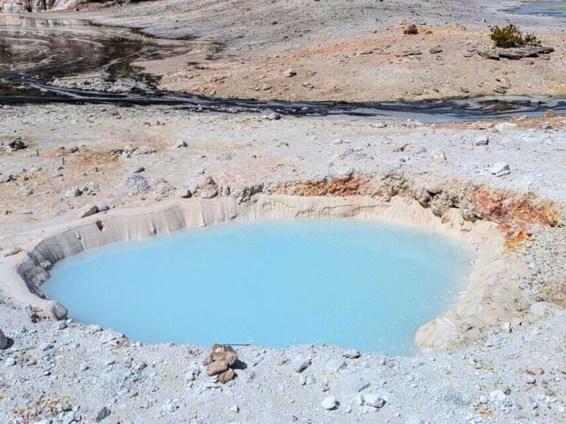 Blick nach Nordwesten auf ein neues Thermalbecken im Porcelain Basin-Gebiet des Norris Geyser Basin im Yellowstone-Nationalpark