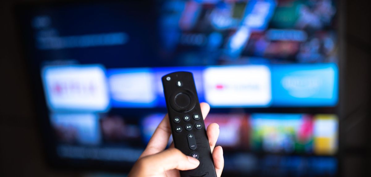 Stick zeigt auf einen Amazon Fire TV-Bildschirm.