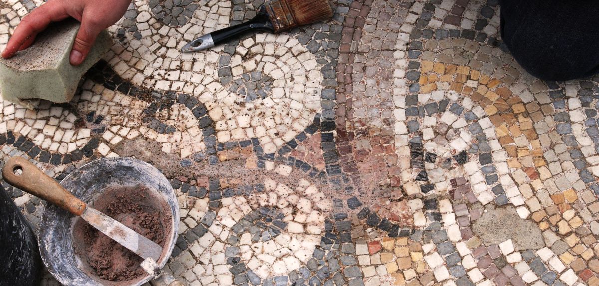 Forscher arbeiten an einem archäologischen Fund.