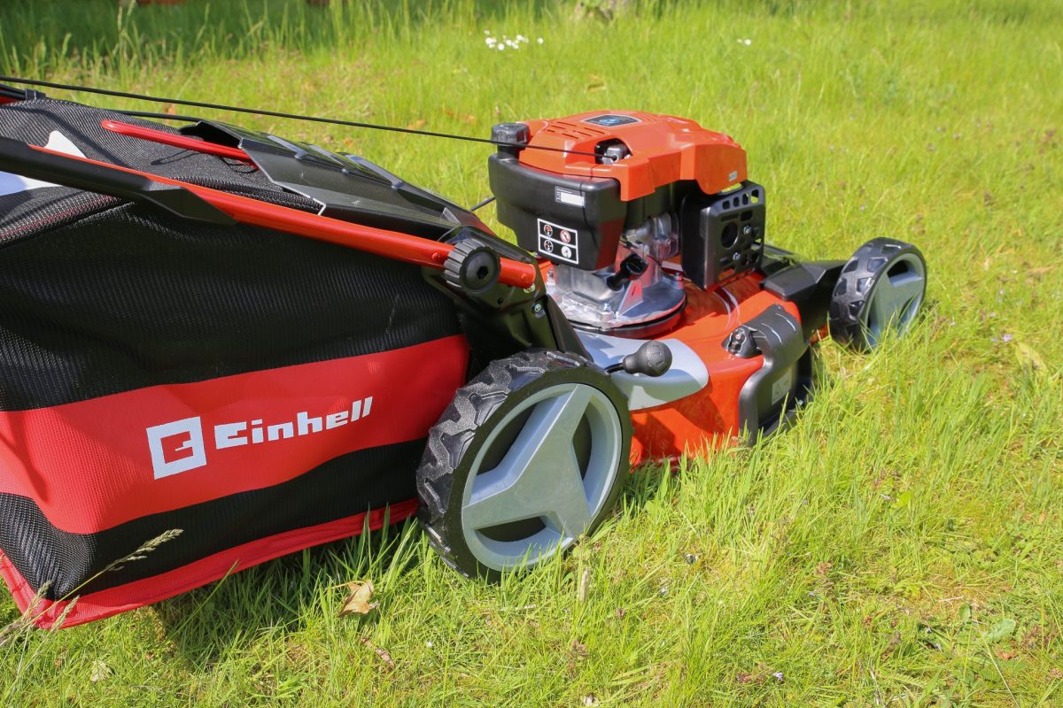 Rasenmäher von Einhell in einem Garten