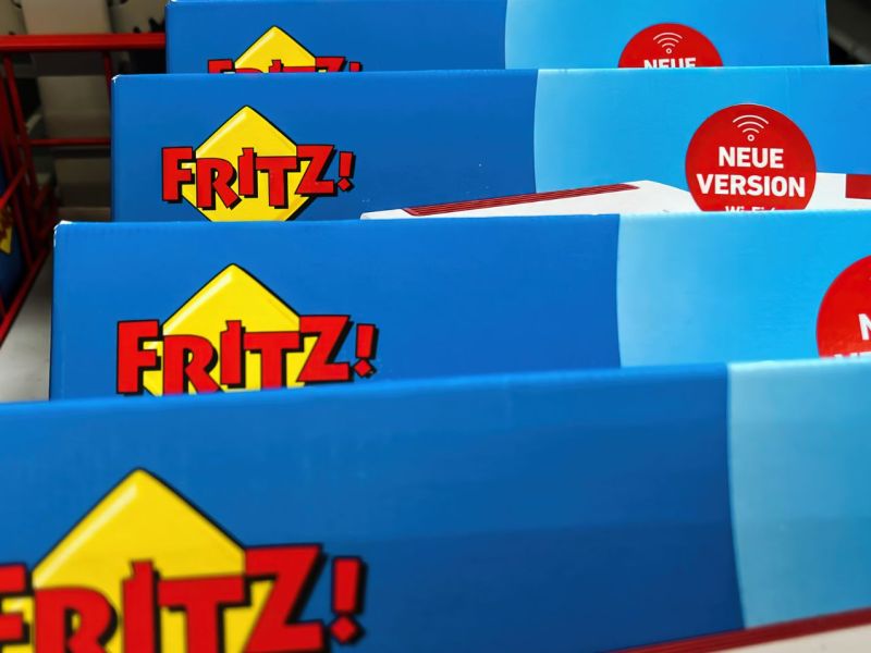 Mehrere FritzBox-Router aufgereiht in einer Ladenauslage.