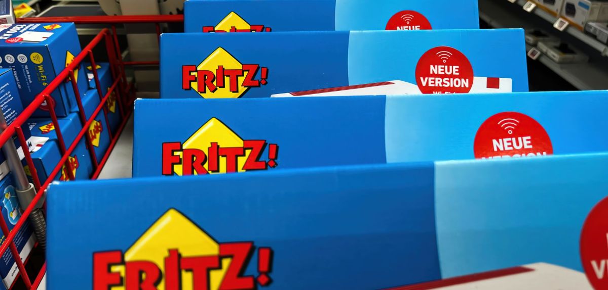 Mehrere FritzBox-Router aufgereiht in einer Ladenauslage.