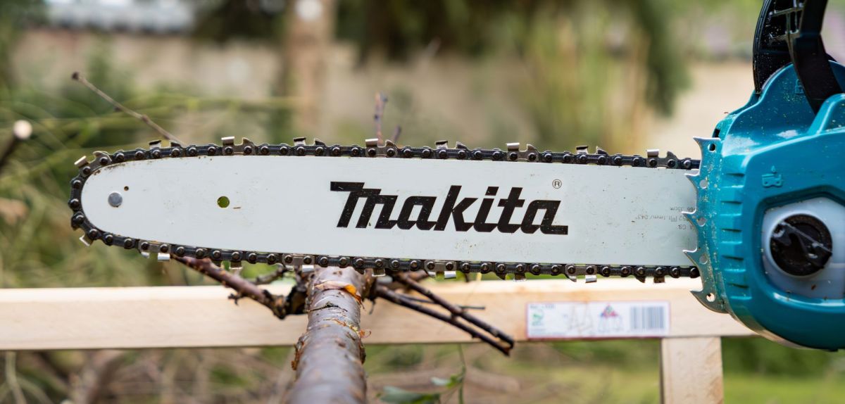 Akku-Kettensäge von Makita.