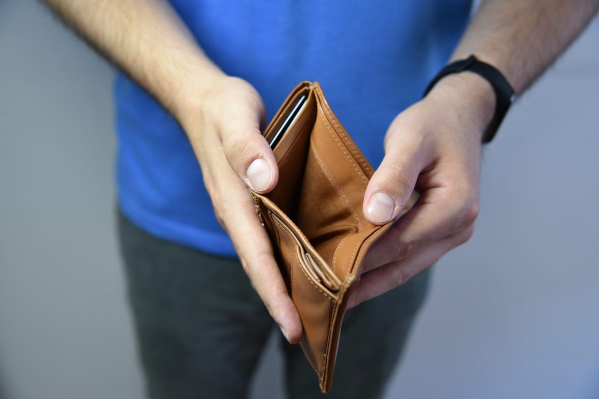 Mann hält Portemonnaie auf