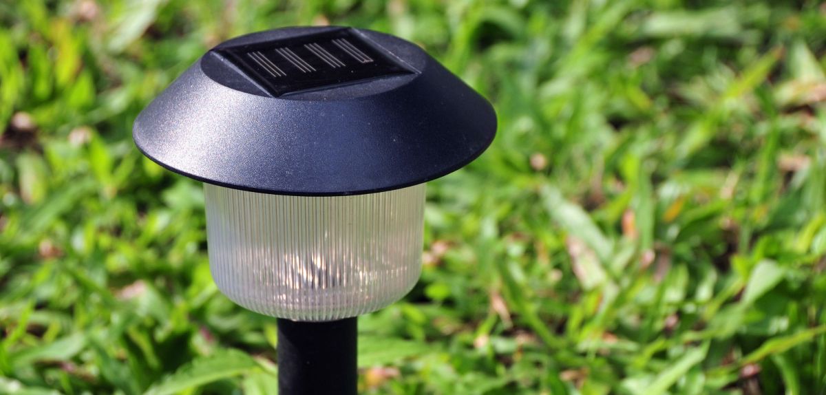 Eine Solarleuchte steht im Garten.