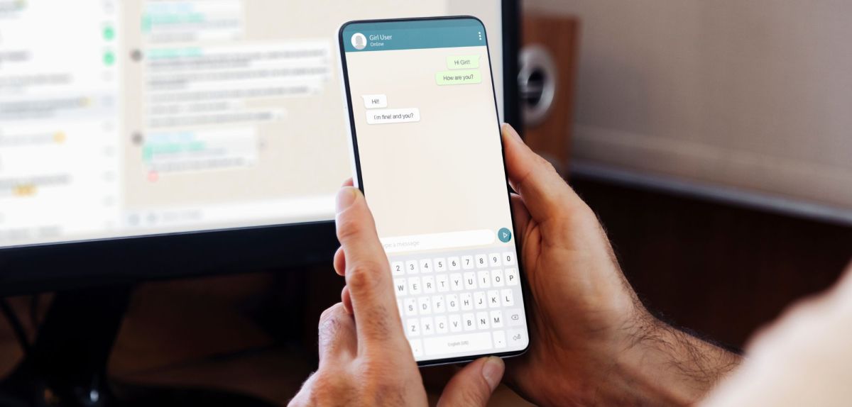Handy mit Ansicht von WhatsApp.