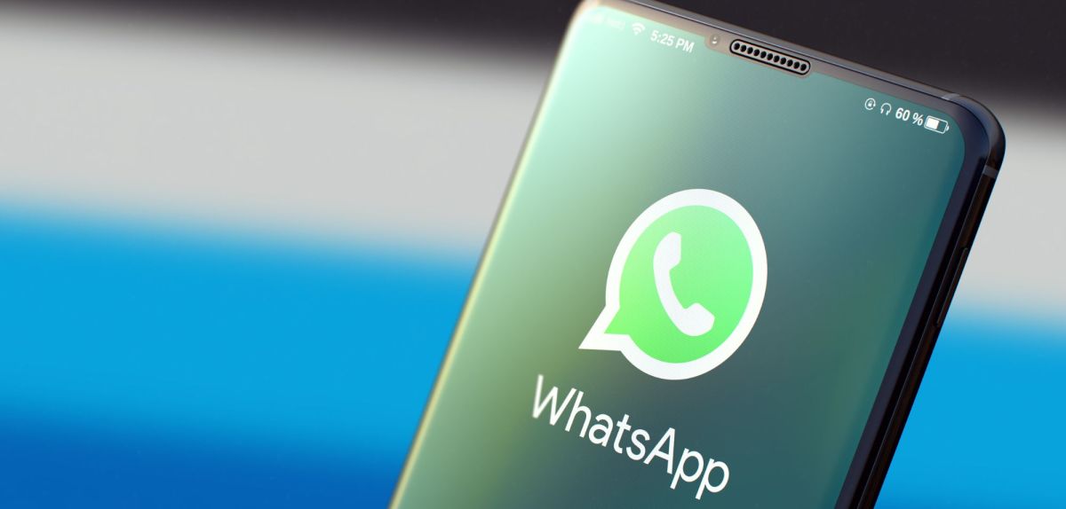 Smartphone-Bildschirm zeigt das WhatsApp-Symbol an.